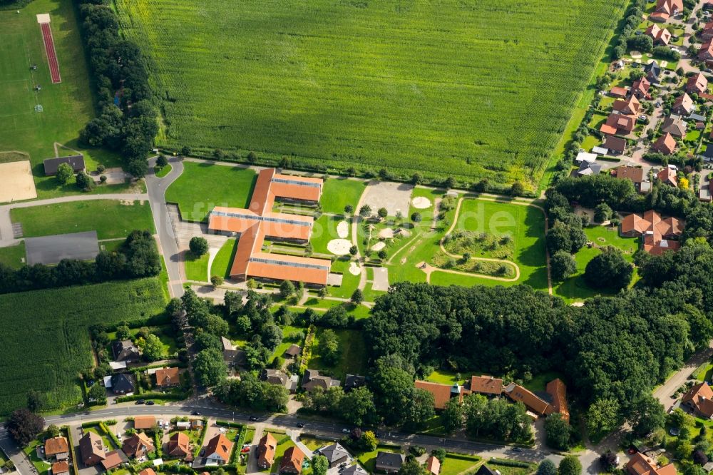 Fredenbeck aus der Vogelperspektive: Schulgebäude der Grundschule in Fredenbeck im Bundesland Niedersachsen, Deutschland