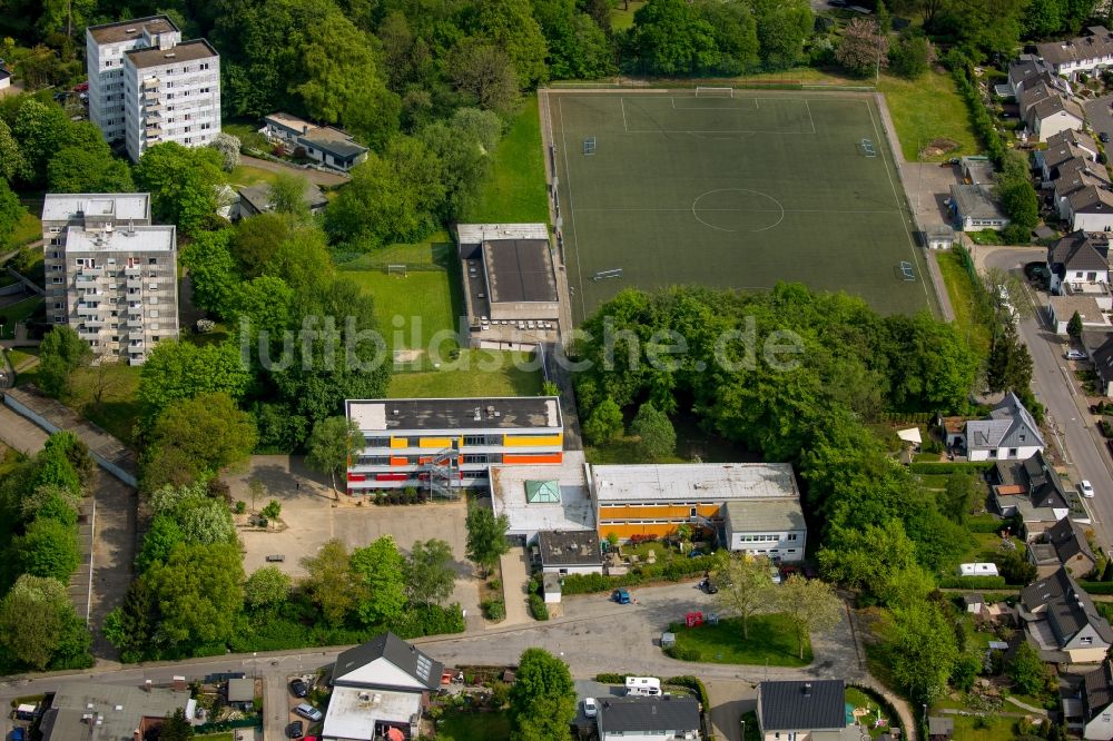 Luftaufnahme Ennepetal - Schulgebäude der Grundschule und Fussballplatz des Sportverein Büttenberg 1930 e.V. im Stadtteil Büttenberg in Ennepetal im Bundesland Nordrhein-Westfalen