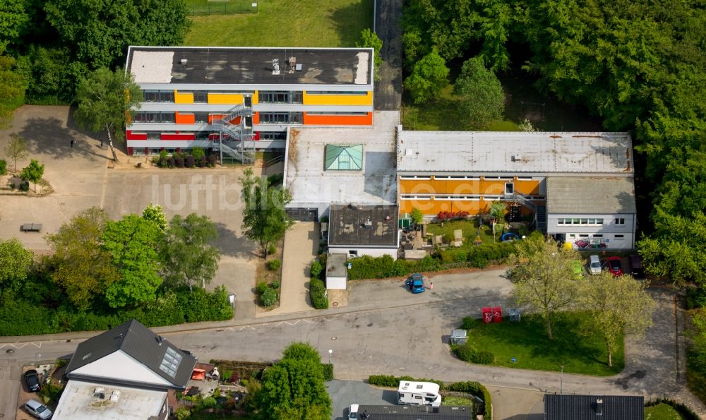 Ennepetal von oben - Schulgebäude der Grundschule und Fussballplatz des Sportverein Büttenberg 1930 e.V. im Stadtteil Büttenberg in Ennepetal im Bundesland Nordrhein-Westfalen