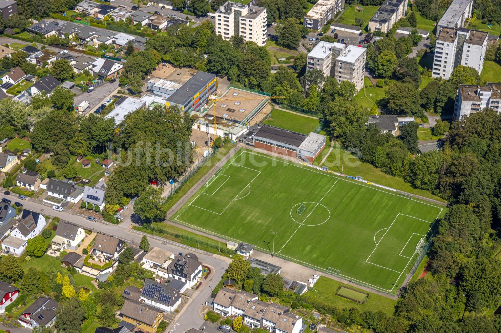 Ennepetal aus der Vogelperspektive: Schulgebäude der Grundschule und Fussballplatz des Sportverein Büttenberg 1930 e.V. im Stadtteil Büttenberg in Ennepetal im Bundesland Nordrhein-Westfalen