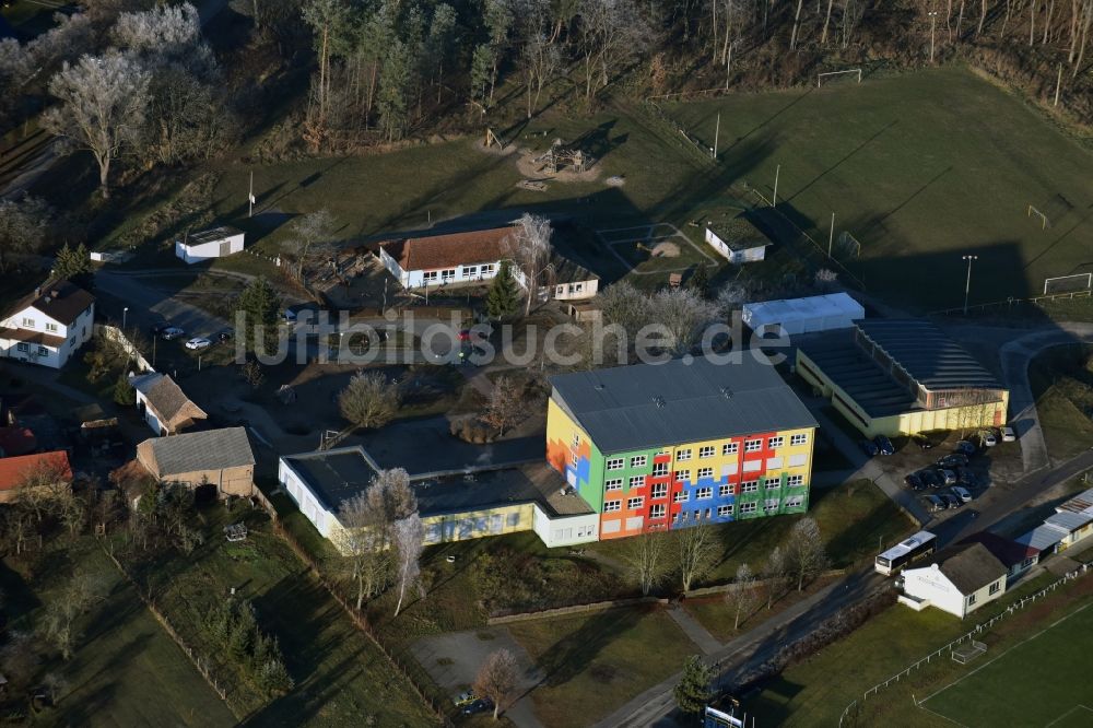 Luftbild Glienick - Schulgebäude der Grundschule Glienick Am Sportplatz in Glienick im Bundesland Brandenburg