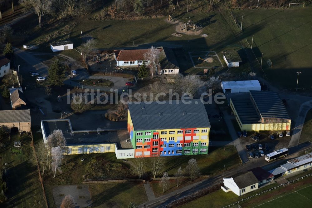 Luftaufnahme Glienick - Schulgebäude der Grundschule Glienick Am Sportplatz in Glienick im Bundesland Brandenburg