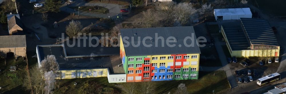 Glienick von oben - Schulgebäude der Grundschule Glienick Am Sportplatz in Glienick im Bundesland Brandenburg