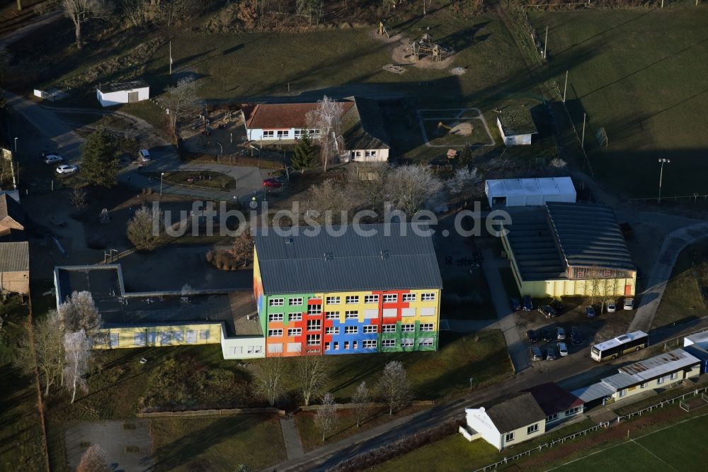 Glienick aus der Vogelperspektive: Schulgebäude der Grundschule Glienick Am Sportplatz in Glienick im Bundesland Brandenburg