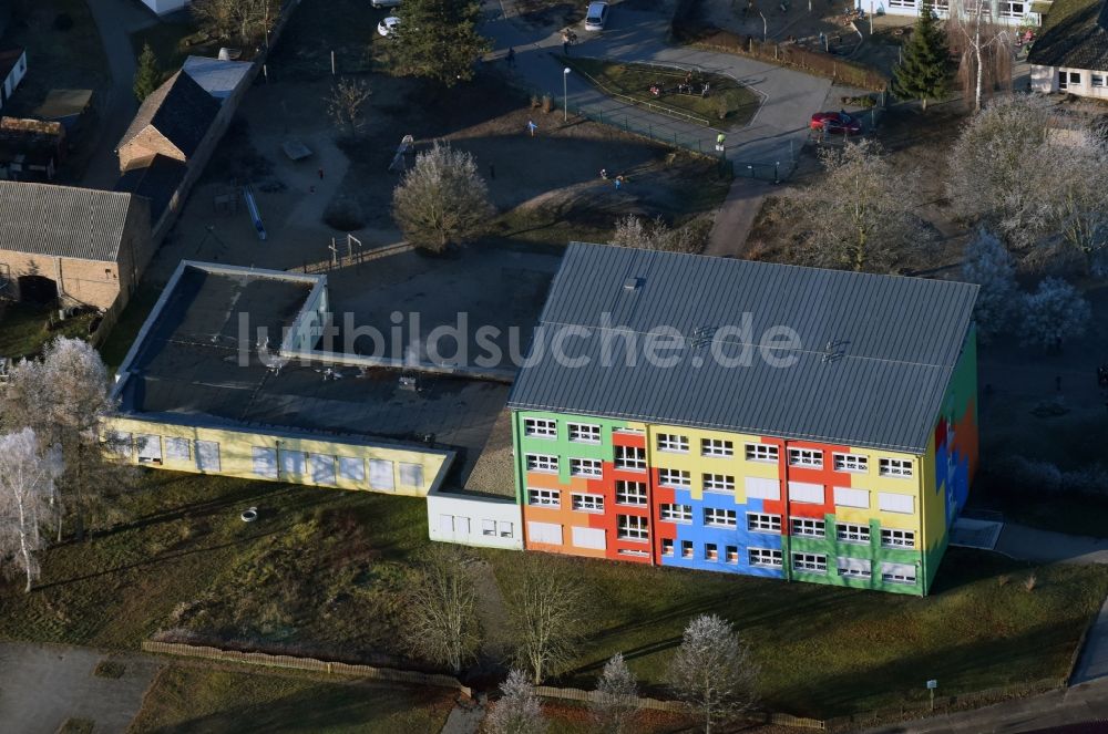 Luftaufnahme Glienick - Schulgebäude der Grundschule Glienick Am Sportplatz in Glienick im Bundesland Brandenburg