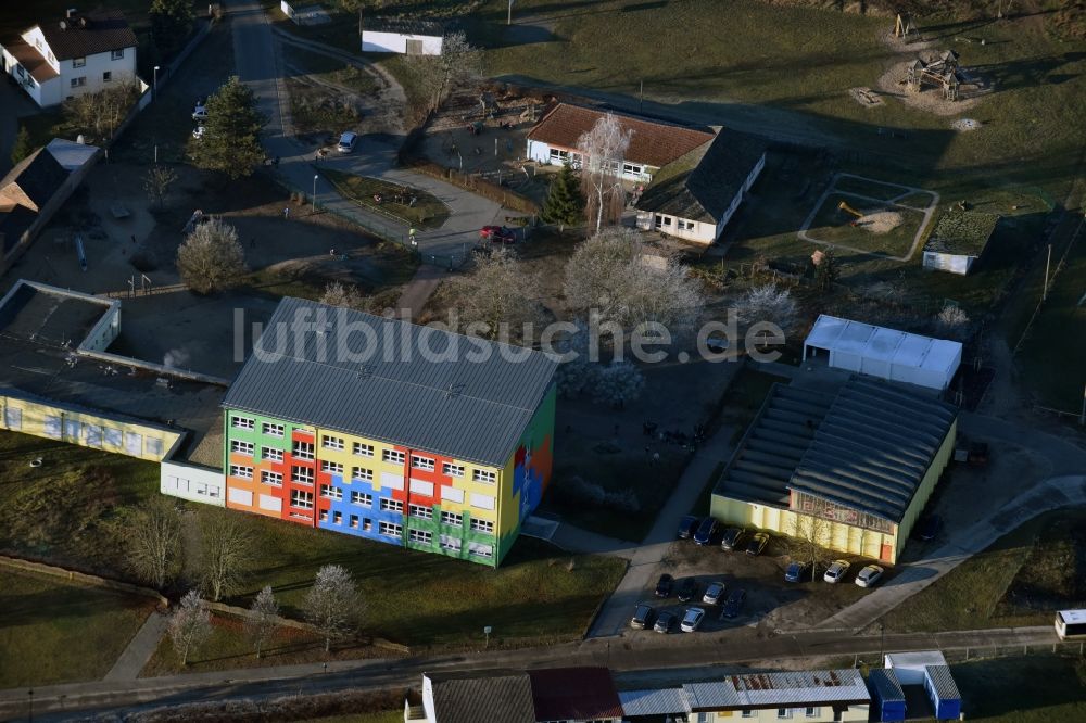 Glienick von oben - Schulgebäude der Grundschule Glienick Am Sportplatz in Glienick im Bundesland Brandenburg