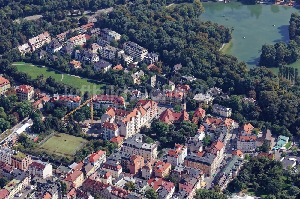 Luftaufnahme München - Schulgebäude der Grundschule an der Haimhauserstraße in München Schwabing im Bundesland Bayern