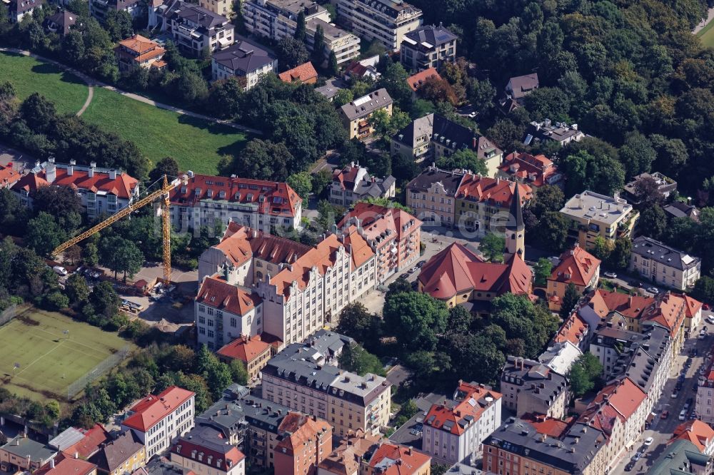 München von oben - Schulgebäude der Grundschule an der Haimhauserstraße in München Schwabing im Bundesland Bayern