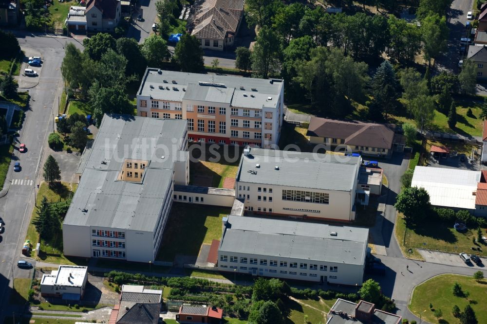 Luftaufnahme Horni Briza - Schulgebäude der Grundschule in Horni Briza in Plzensky kraj - Pilsner Region - Böhmen, Tschechien