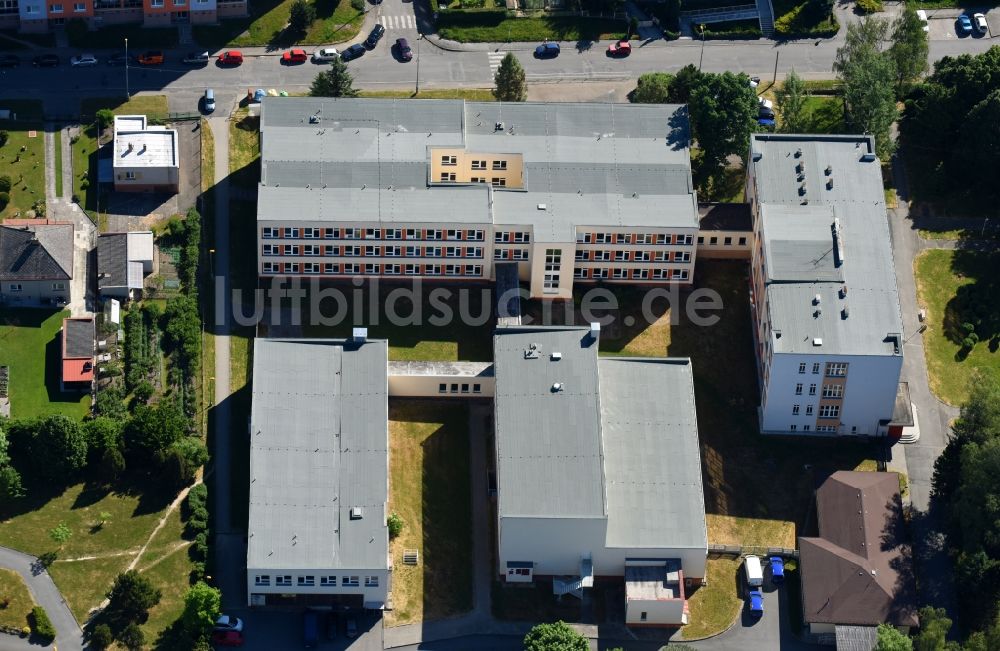 Horni Briza von oben - Schulgebäude der Grundschule in Horni Briza in Plzensky kraj - Pilsner Region - Böhmen, Tschechien