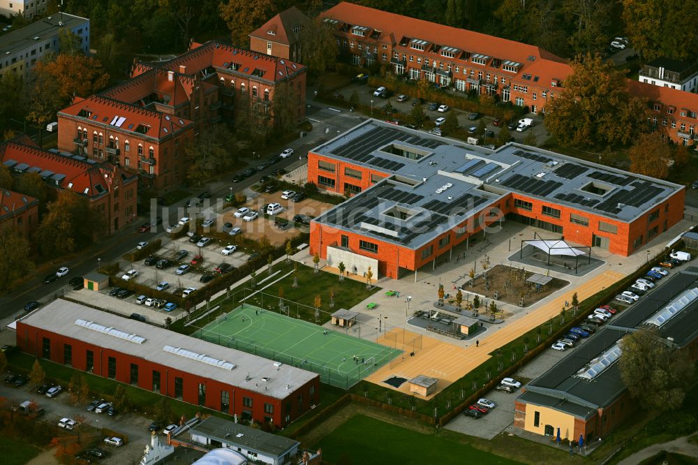 Potsdam von oben - Schulgebäude der Grundschule am Jungfernsee an der Fritz-von-der-Lancken-Straße - Graf-von-Schwerin-Straße in Potsdam im Bundesland Brandenburg, Deutschland