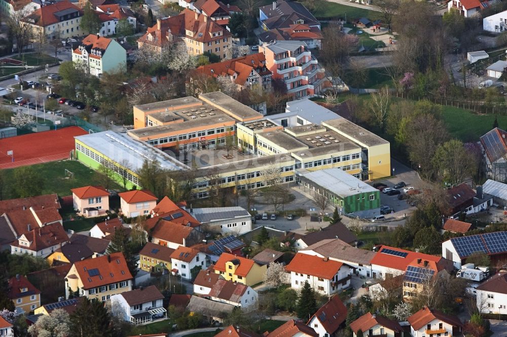Landau an der Isar von oben - Schulgebäude der Grundschule Landau in Landau an der Isar