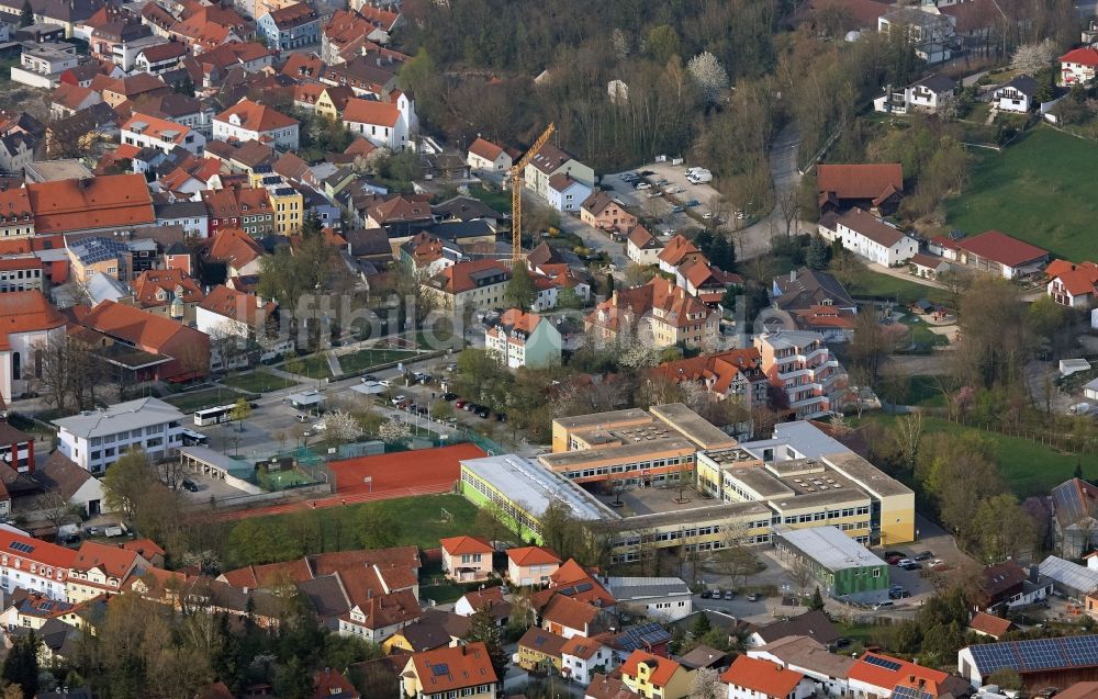 Landau an der Isar aus der Vogelperspektive: Schulgebäude der Grundschule Landau in Landau an der Isar