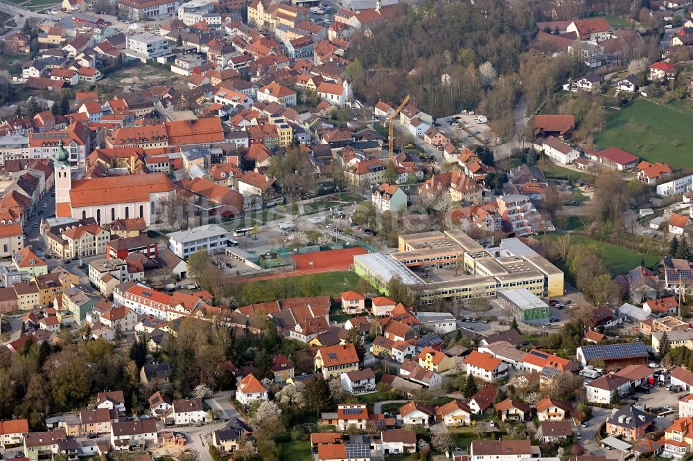 Luftbild Landau an der Isar - Schulgebäude der Grundschule Landau in Landau an der Isar