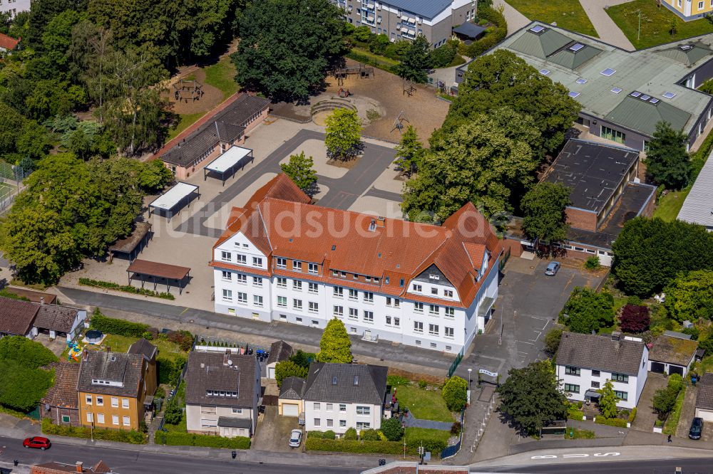 Hamm von oben - Schulgebäude der Grundschule Lessingschule an der Holzstraße im Stadtteil Herringen in Hamm im Bundesland Nordrhein-Westfalen