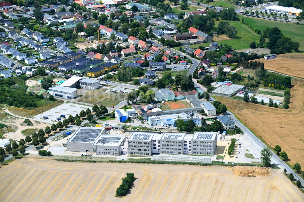 Lindenberg aus der Vogelperspektive: Schulgebäude der Grundschule in Lindenberg im Bundesland Brandenburg, Deutschland