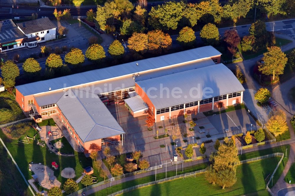 Kaltenkirchen aus der Vogelperspektive: Schulgebäude der Grundschule Marschweg an der Hamburger Straße in Kaltenkirchen im Bundesland Schleswig-Holstein, Deutschland