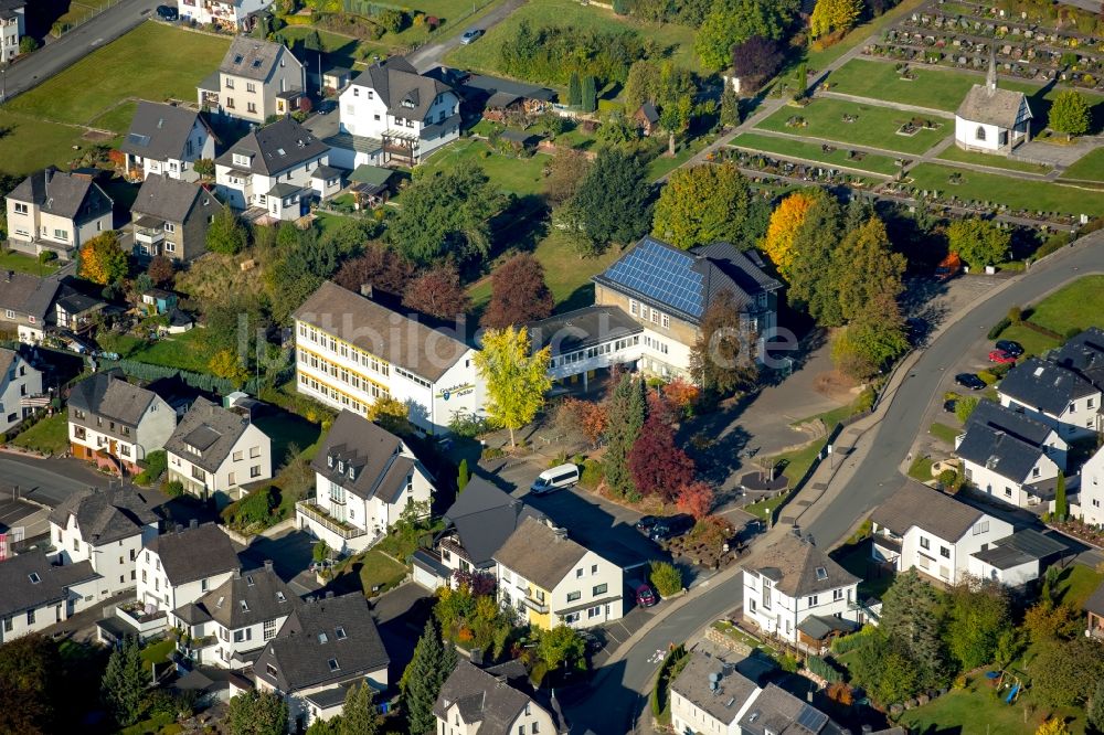 Luftaufnahme Bestwig - Schulgebäude der Grundschule Nuttlar in Bestwig im Bundesland Nordrhein-Westfalen