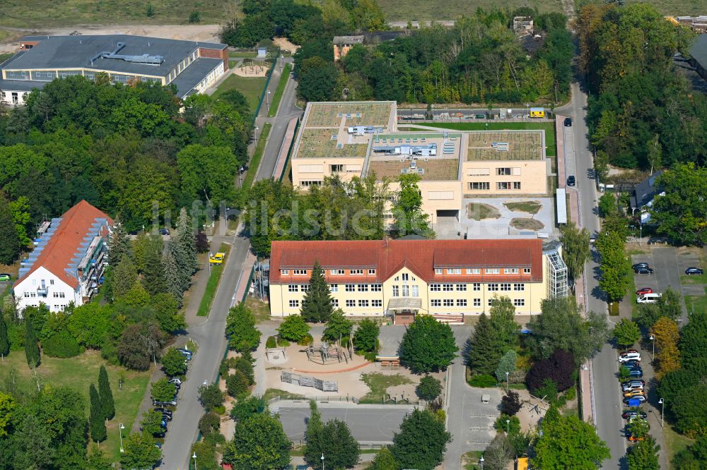 Luftaufnahme Werneuchen - Schulgebäude Grundschule Im Rosenpark in Werneuchen im Bundesland Brandenburg, Deutschland