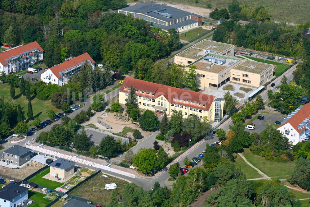 Werneuchen von oben - Schulgebäude Grundschule Im Rosenpark in Werneuchen im Bundesland Brandenburg, Deutschland