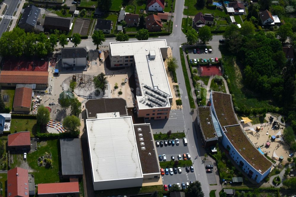 Luftaufnahme Bernau - Schulgebäude der Grundschule Schönow an der Dorfstraße im Ortsteil Schönow in Bernau im Bundesland Brandenburg, Deutschland