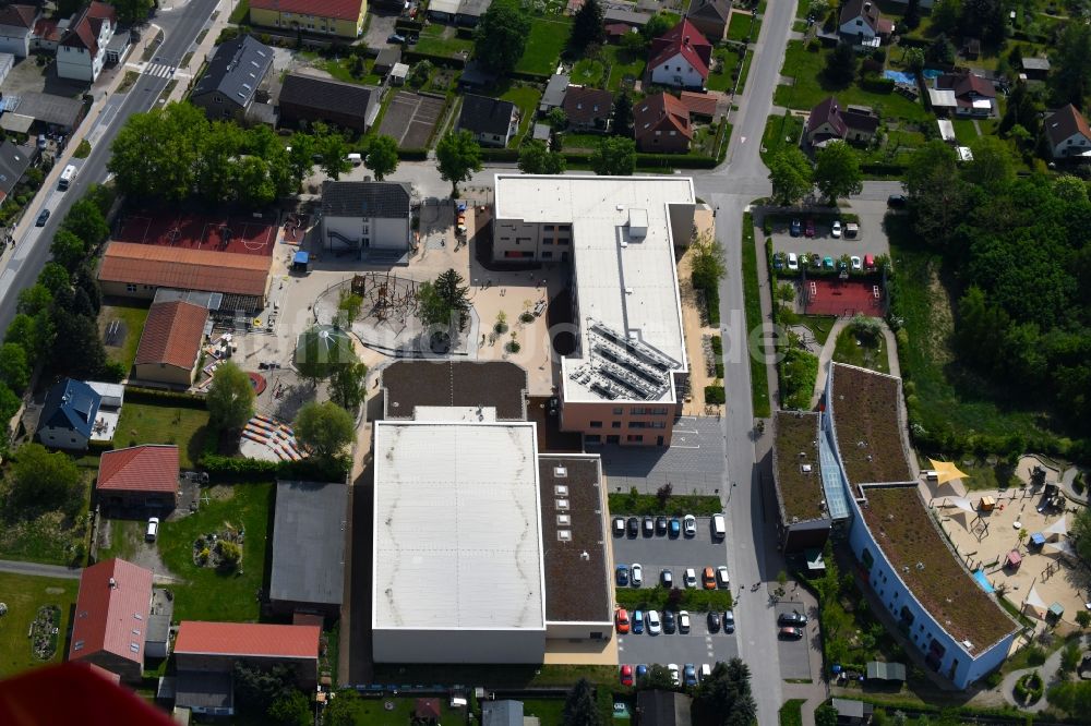 Bernau von oben - Schulgebäude der Grundschule Schönow an der Dorfstraße im Ortsteil Schönow in Bernau im Bundesland Brandenburg, Deutschland