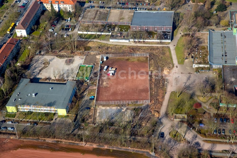 Essen aus der Vogelperspektive: Schulgebäude der Grundschule Schule an der Heinrich- Strunk- Straße mit Sportplatz in Essen im Bundesland Nordrhein-Westfalen