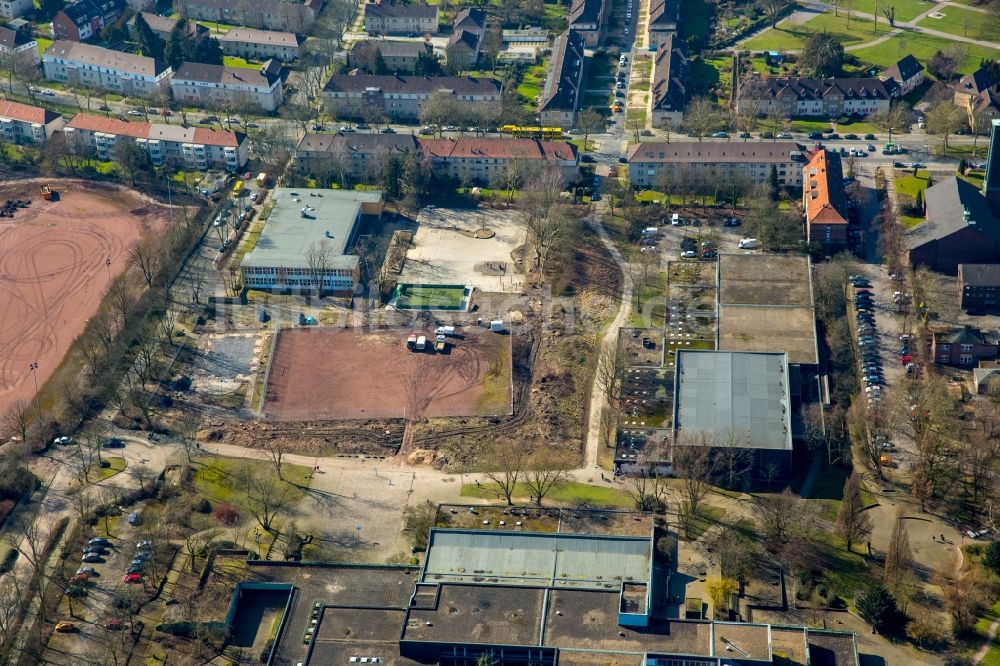 Luftbild Essen - Schulgebäude der Grundschule Schule an der Heinrich- Strunk- Straße mit Sportplatz in Essen im Bundesland Nordrhein-Westfalen