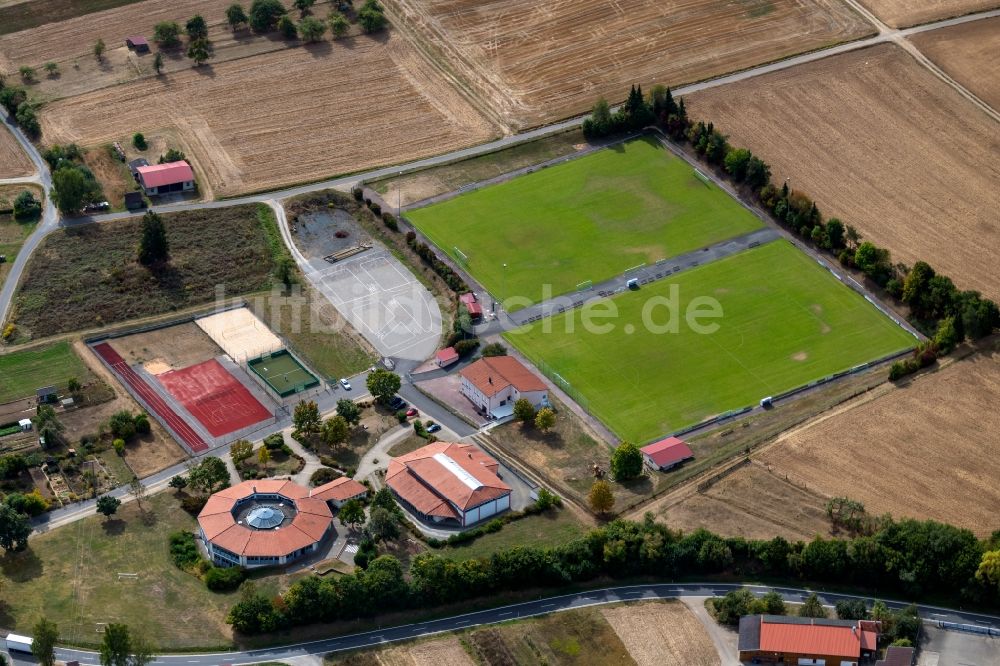 Steinfeld von oben - Schulgebäude der Grundschule Steinfeld mit Blick auf das Sportplatz-Ensemble an der Waldzeller Straße in Steinfeld im Bundesland Bayern, Deutschland