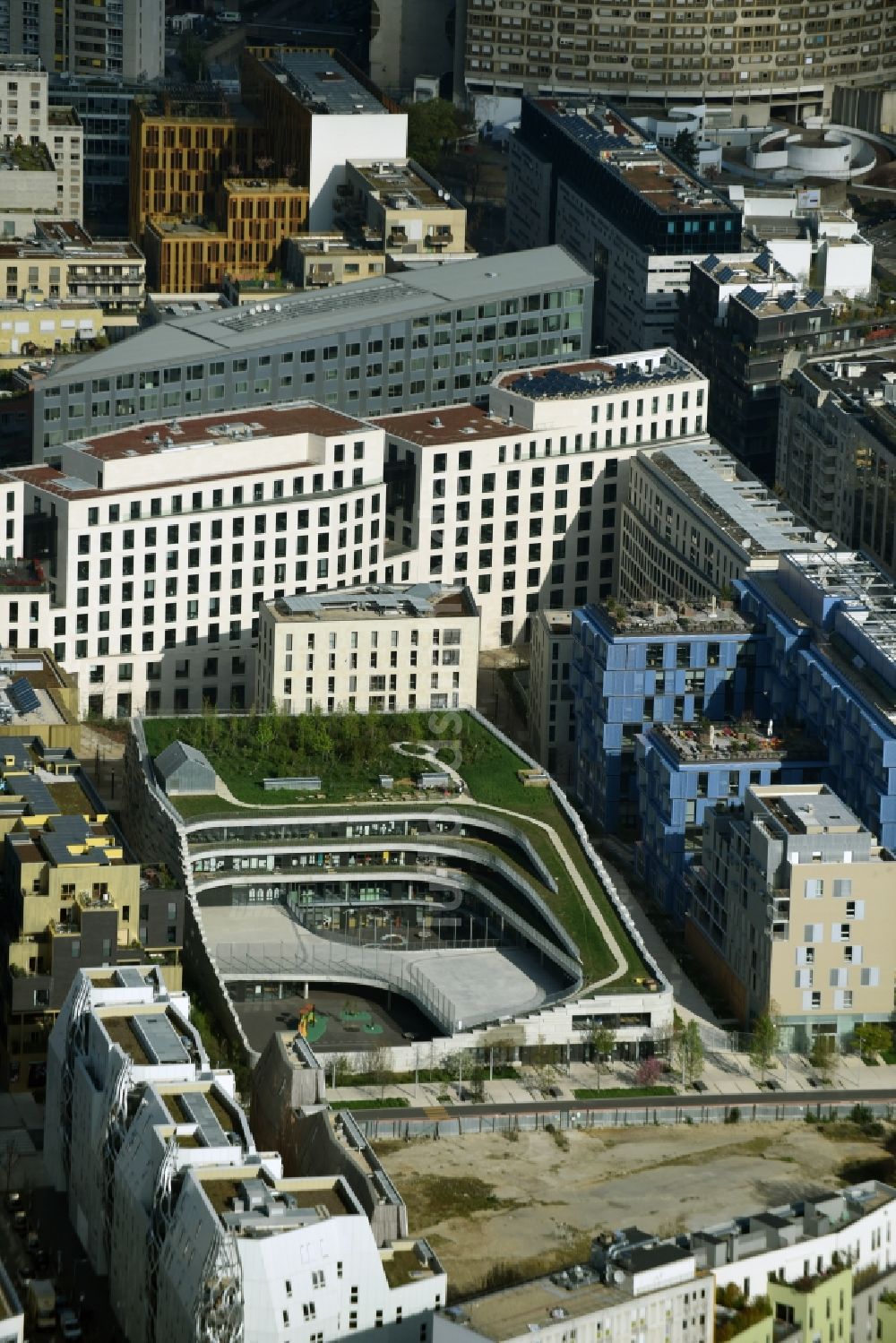 Luftbild Paris Boulogne-Billancourt - Schulgebäude des Gymnase Biodiversité an der Rue Marcel Bontemps in Paris Boulogne-Billancourt in Ile-de-France, Frankreich