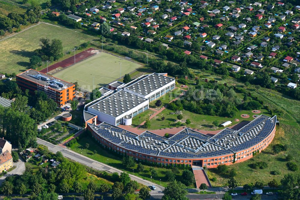 Luftaufnahme Berlin - Schulgebäude des Gymnasium Barnim-Gymnasium im Ortsteil Falkenberg in Berlin, Deutschland