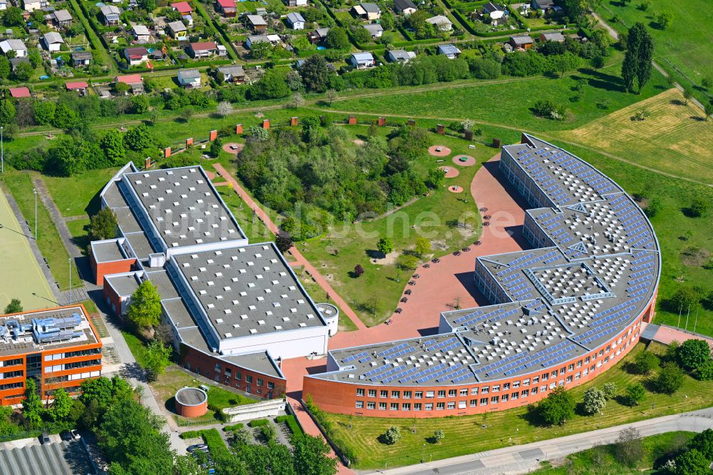 Berlin von oben - Schulgebäude des Gymnasium Barnim-Gymnasium im Ortsteil Falkenberg in Berlin, Deutschland