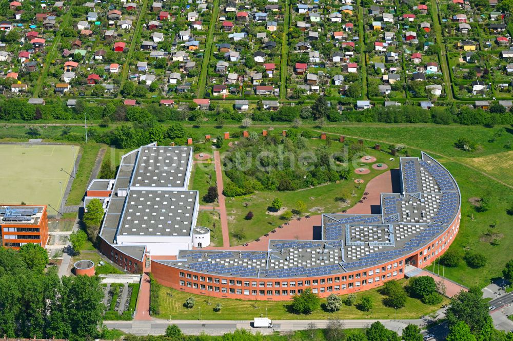 Luftbild Berlin - Schulgebäude des Gymnasium Barnim-Gymnasium im Ortsteil Falkenberg in Berlin, Deutschland