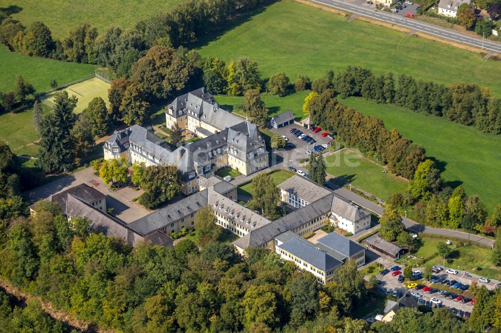 Luftaufnahme Hilchenbach - Schulgebäude des Gymnasium Gymnasium Stift Keppel in Hilchenbach im Bundesland Nordrhein-Westfalen, Deutschland