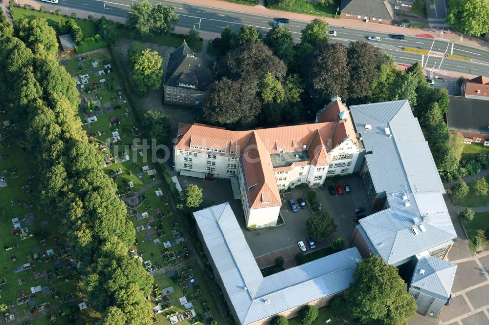 Aurich von oben - Schulgebäude des Gymnasium Gymnasium Ulricianum Von-Jhering-Straße in Aurich im Bundesland Niedersachsen