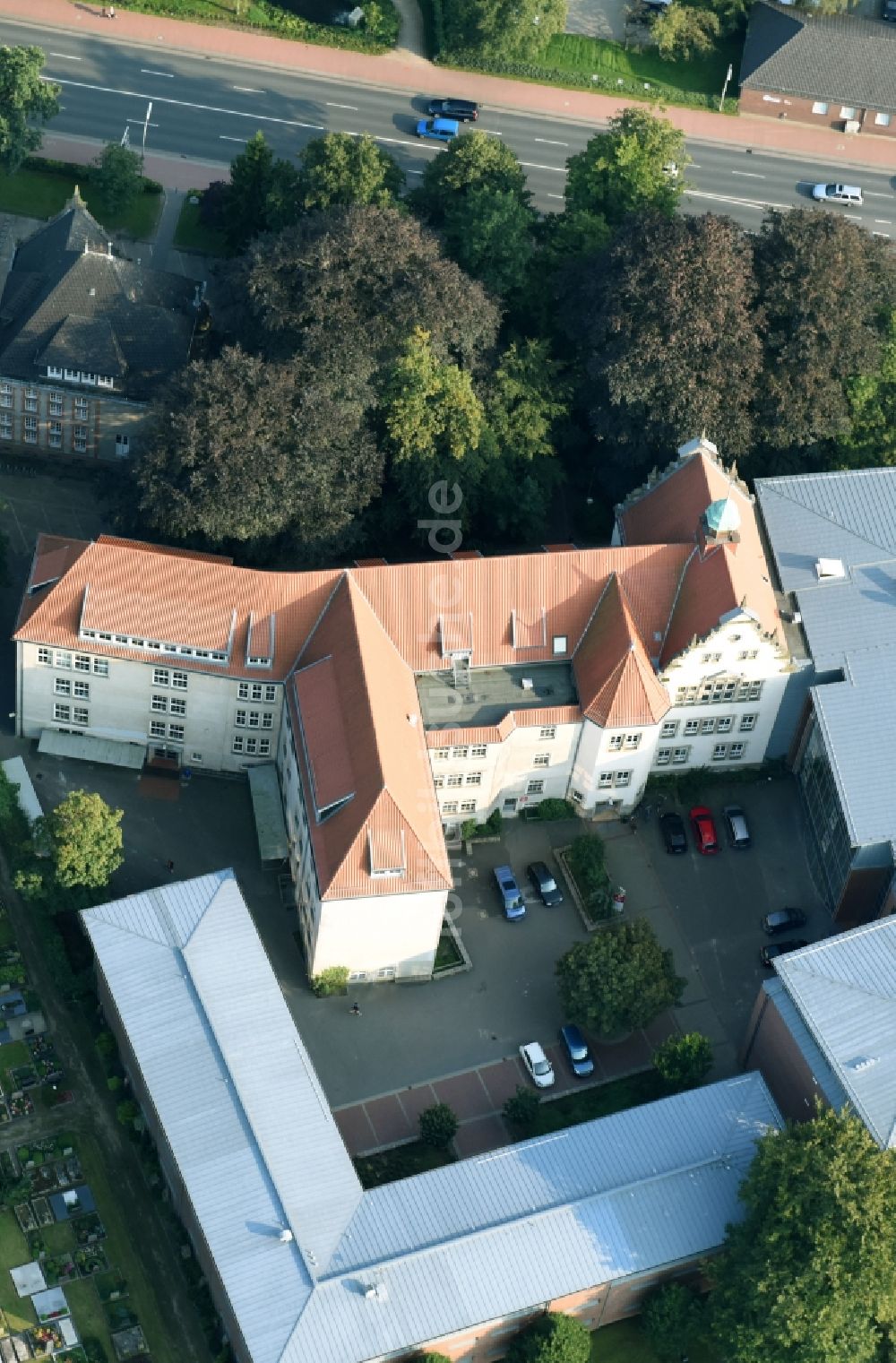 Aurich aus der Vogelperspektive: Schulgebäude des Gymnasium Gymnasium Ulricianum Von-Jhering-Straße in Aurich im Bundesland Niedersachsen