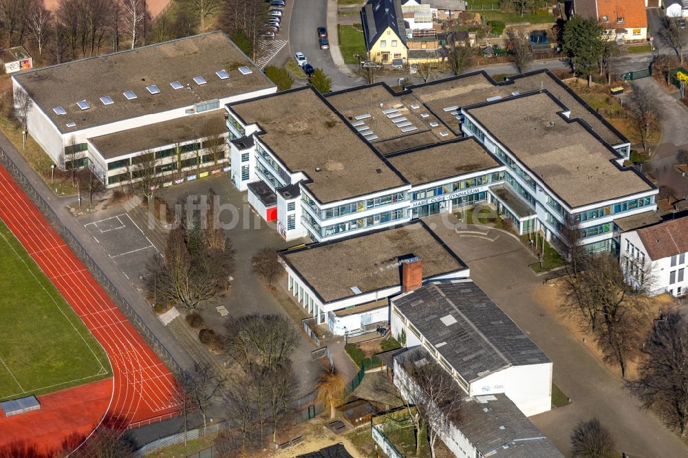 Bönen aus der Vogelperspektive: Schulgebäude des Gymnasium Marie-Curie-Gymnasium am Billy-Montigny-Platz in Bönen im Bundesland Nordrhein-Westfalen, Deutschland