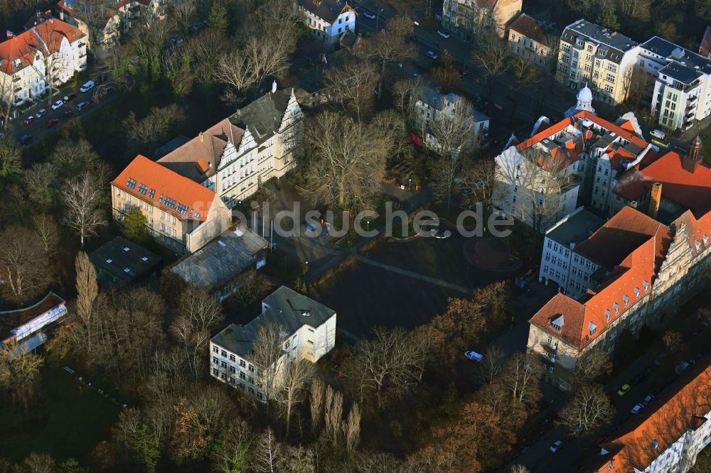 Berlin aus der Vogelperspektive: Schulgebäude des Gymnasium Max-Delbrück-Gymnasium im Ortsteil Niederschönhausen in Berlin, Deutschland