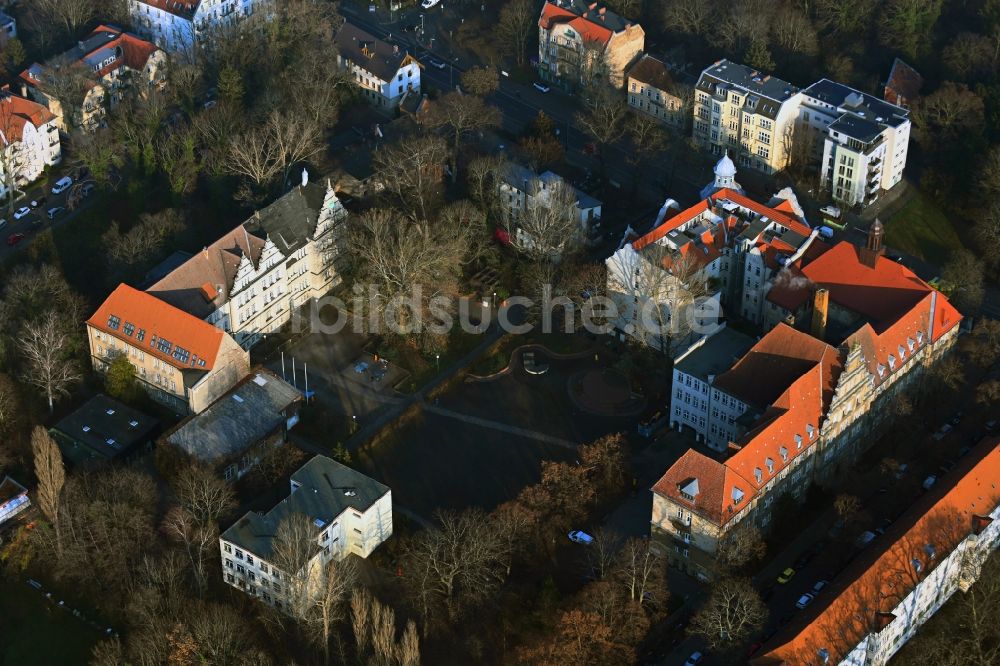 Luftbild Berlin - Schulgebäude des Gymnasium Max-Delbrück-Gymnasium im Ortsteil Niederschönhausen in Berlin, Deutschland