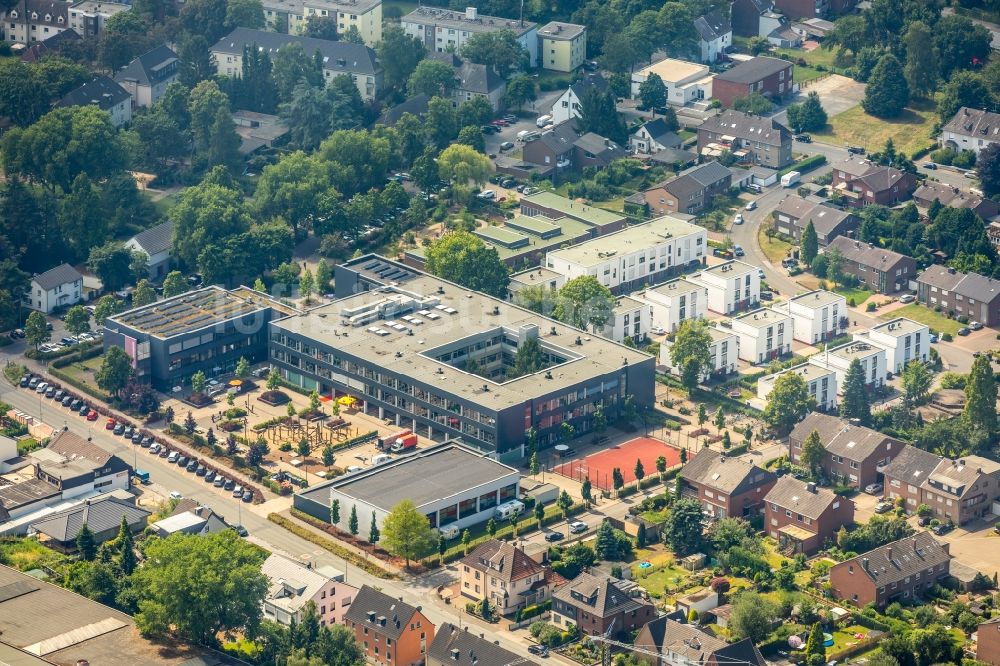 Dinslaken von oben - Schulgebäude des Gymnasium Otto-Hahn-Gymnasium an der Hagenstraße in Dinslaken im Bundesland Nordrhein-Westfalen - NRW, Deutschland