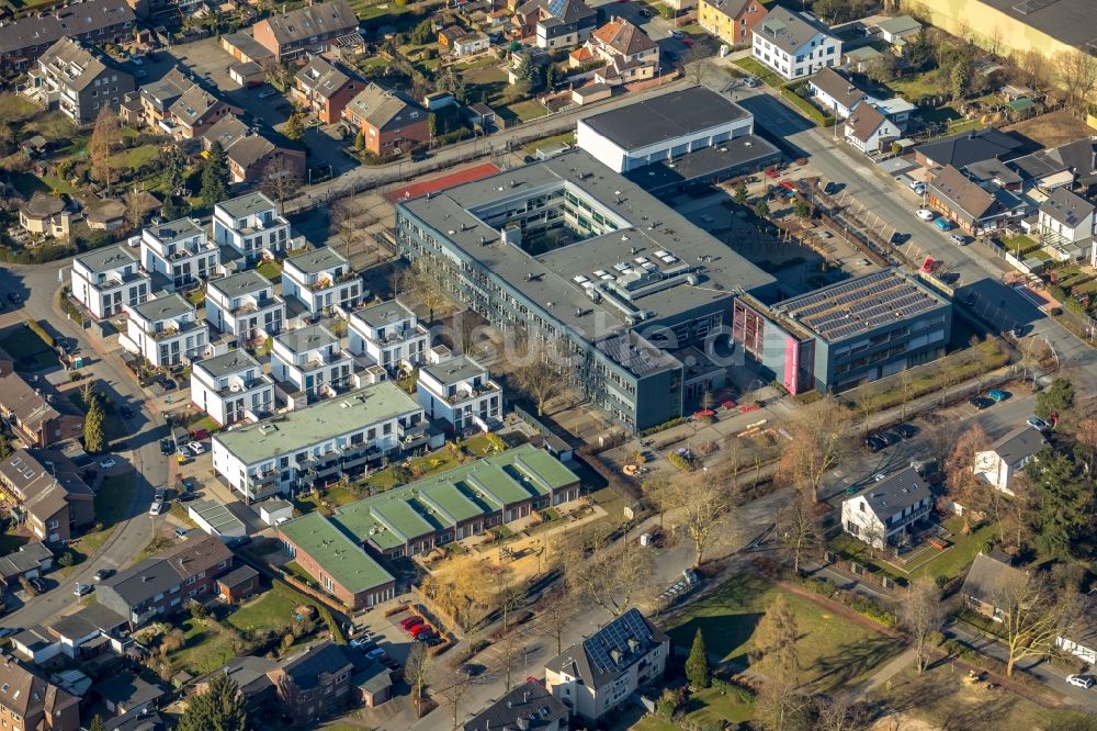 Dinslaken von oben - Schulgebäude des Gymnasium Otto-Hahn-Gymnasium an der Hagenstraße in Dinslaken im Bundesland Nordrhein-Westfalen - NRW, Deutschland