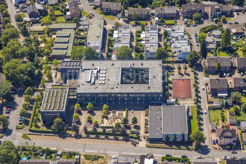 Dinslaken von oben - Schulgebäude des Gymnasium Otto-Hahn-Gymnasium an der Hagenstraße in Dinslaken im Bundesland Nordrhein-Westfalen - NRW, Deutschland