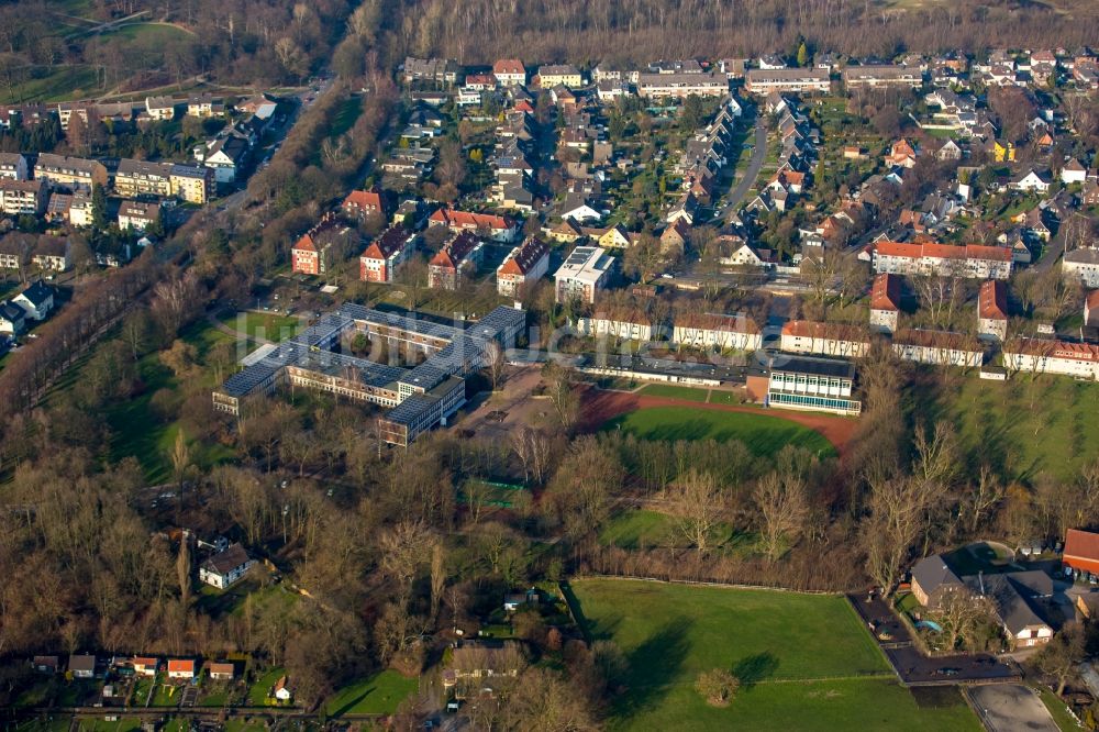 Herne aus der Vogelperspektive: Schulgebäude des Gymnasium Otto-Hahn-Gymnasium an der Mont-Cenis-Straße in Herne im Bundesland Nordrhein-Westfalen