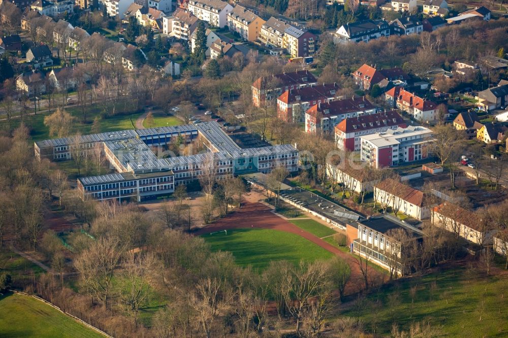 Luftaufnahme Herne - Schulgebäude des Gymnasium Otto-Hahn-Gymnasium an der Mont-Cenis-Straße in Herne im Bundesland Nordrhein-Westfalen