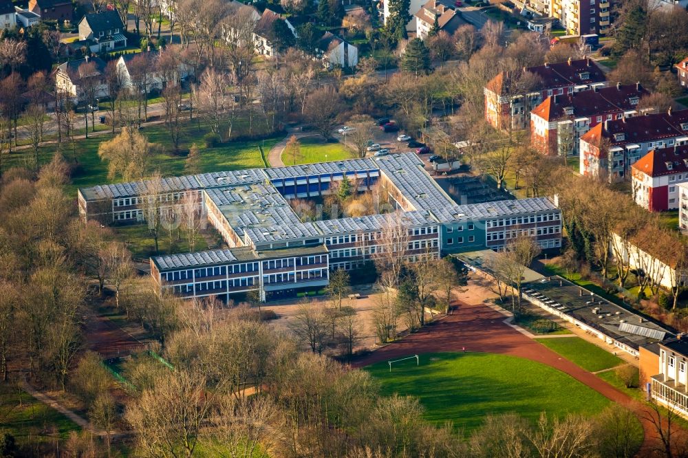 Herne von oben - Schulgebäude des Gymnasium Otto-Hahn-Gymnasium an der Mont-Cenis-Straße in Herne im Bundesland Nordrhein-Westfalen