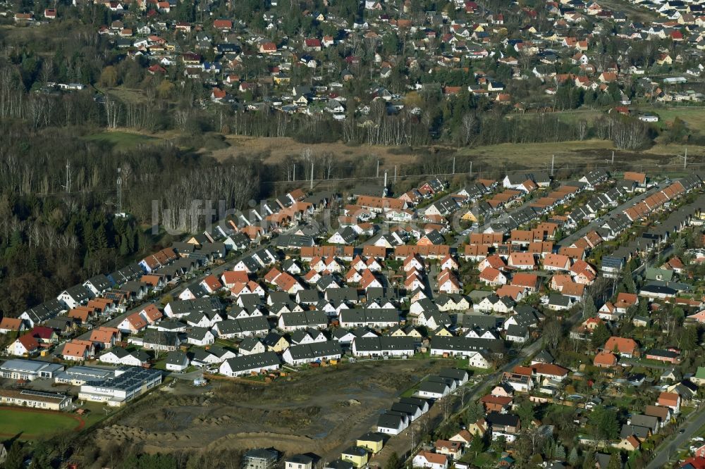 Luftbild Panketal - Schulgebäude des Gymnasium Panketal am Einfamilienwohnhaus- Wohngebiet Spreestrasse in Panketal im Bundesland Brandenburg