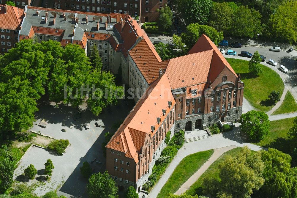 Luftaufnahme Berlin - Schulgebäude des Gymnasium Primo-Levi-Gymnasium im Ortsteil Weißensee in Berlin, Deutschland