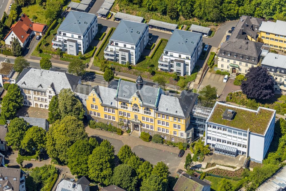 Luftbild Attendorn - Schulgebäude des Gymnasium Rivius Gymnasium Attendorn in Attendorn im Bundesland Nordrhein-Westfalen, Deutschland