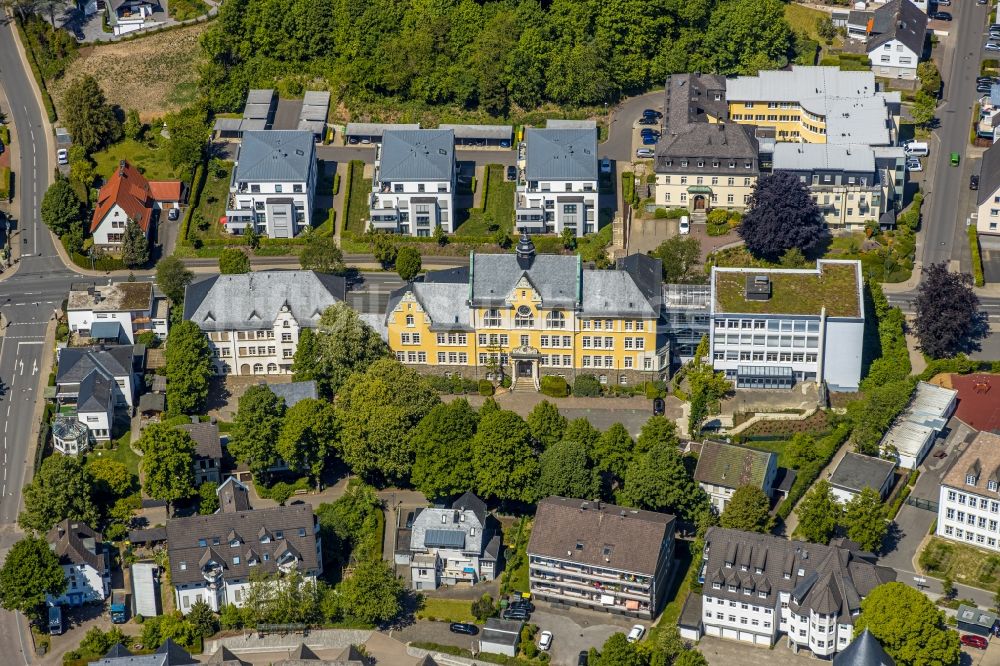 Luftaufnahme Attendorn - Schulgebäude des Gymnasium Rivius Gymnasium Attendorn in Attendorn im Bundesland Nordrhein-Westfalen, Deutschland