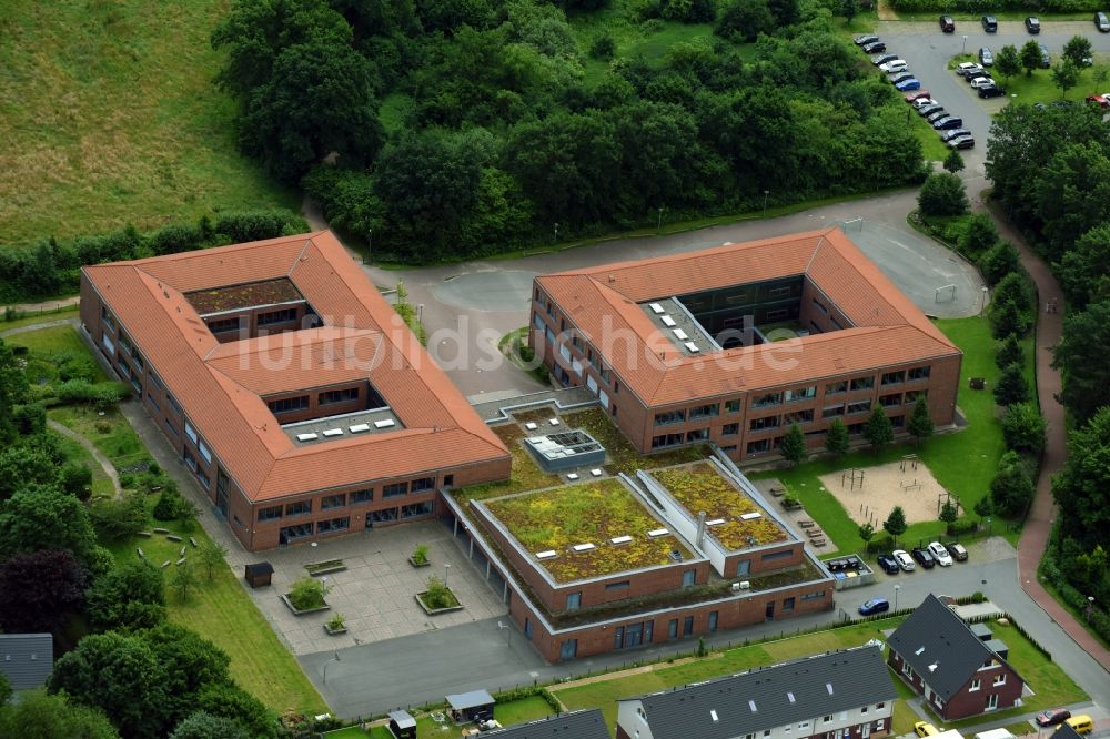 Schwarzenbek von oben - Schulgebäude des Gymnasium Schwarzenbek - Europaschule an der Buschkoppel in Schwarzenbek im Bundesland Schleswig-Holstein, Deutschland